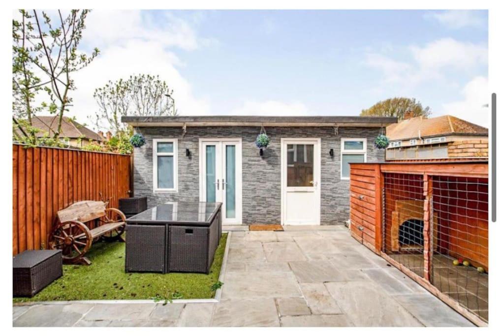 2 Bed - Walking Distance To Harry Potter Studio Watford  Kültér fotó