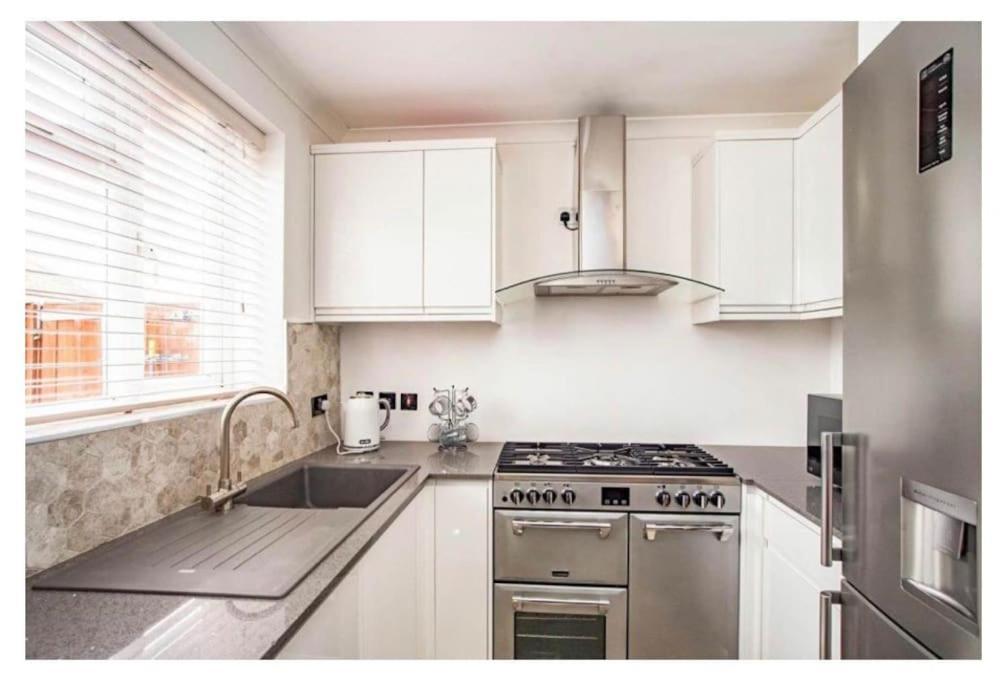 2 Bed - Walking Distance To Harry Potter Studio Watford  Kültér fotó